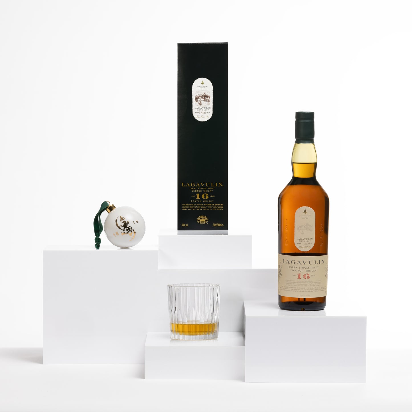 Lagavulin 16 Jahre Single Malt Scotch Whisky, 70cl & Lagavulin Weihnachtskugel