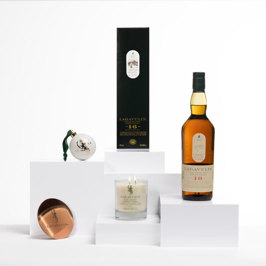 Lagavulin 16 Jahre Single Malt Scotch Whisky, 70cl & Lagavulin Weihnachtskugel & Lagavulin Islay Kerze & Lagavulin Kupfer-Untersetzer